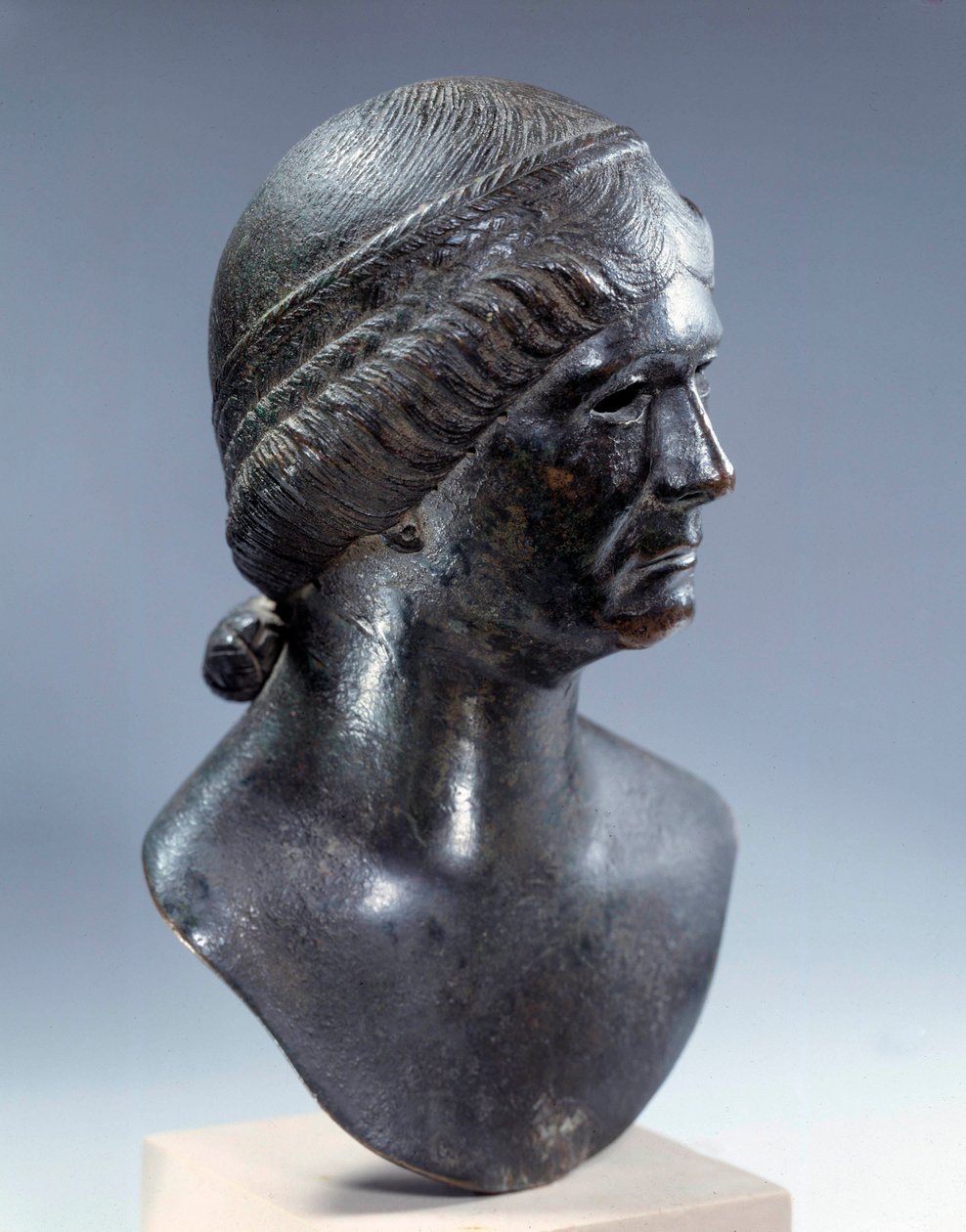 Arte romana: cabeça de mulher de bronze. Início do século I d.C. Paris, Museu do Louvre de Roman