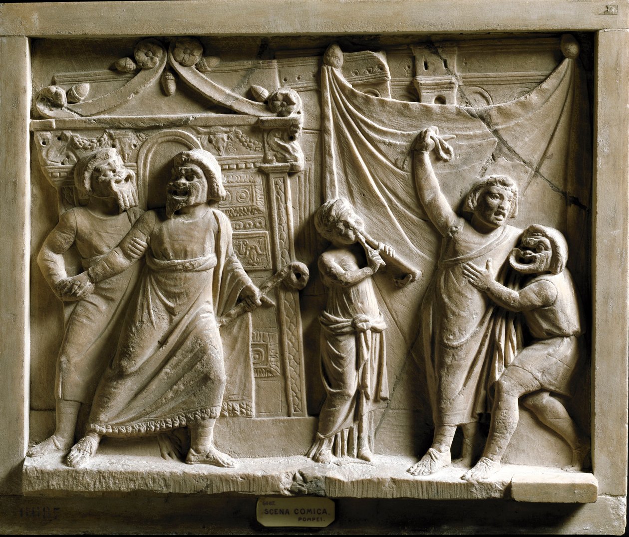 Arte romana: cena de teatro comédia (comédia) da peça "Andria" de Terence (Publius Terentius Afer) (185-159 a.C.), relevo de Pompei - Museo Archeologico Nazionale Nápoles - Cena da comédia grega Andria, de Terence (Publius Terentius Afer) (195/185-159 B de Roman