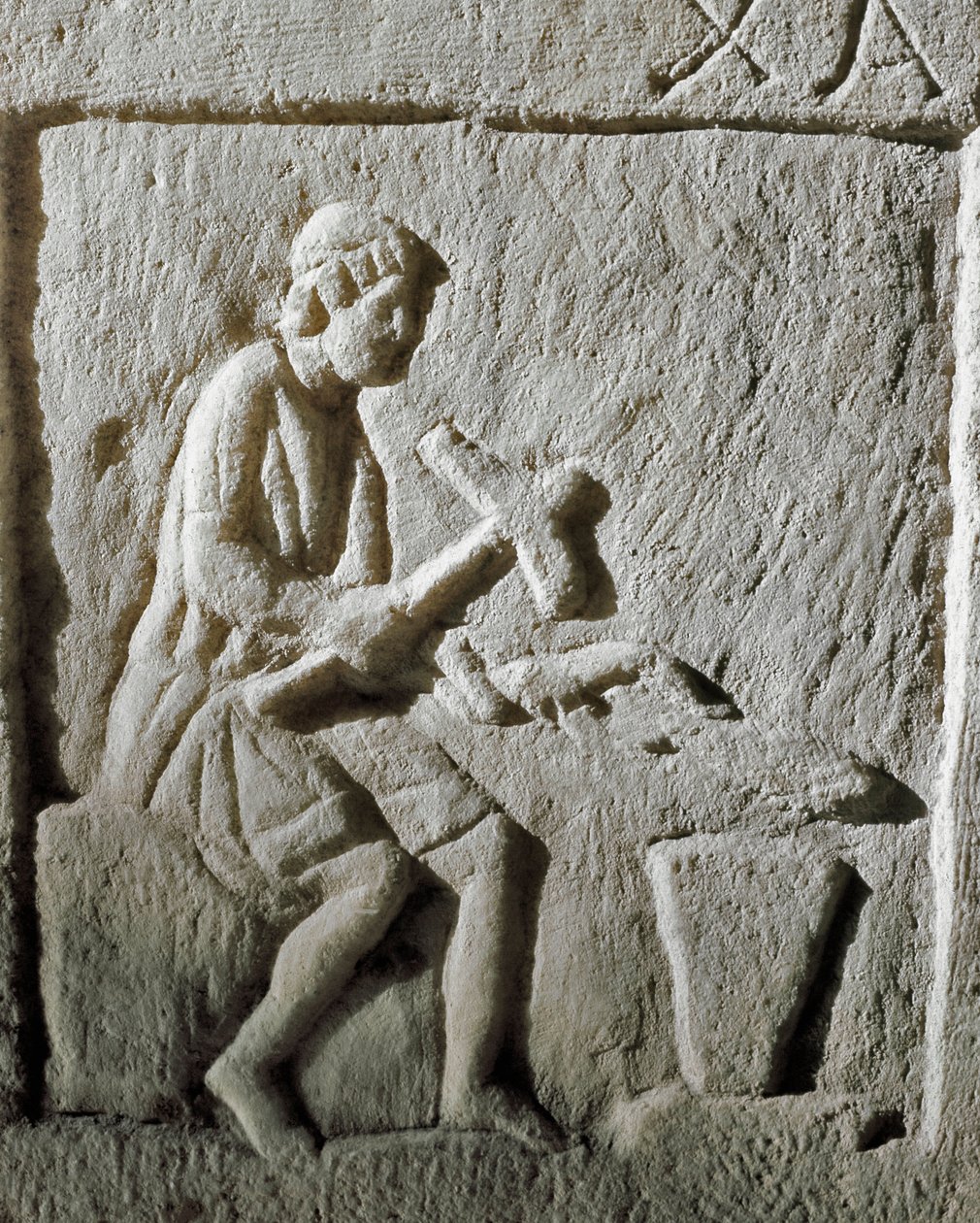 Arte romana: detalhe de uma estela retratando um ferreiro que toca metal numa bigorna. De Constantinopla. Século I AC. Istambul, Museu Arqueológico de Roman