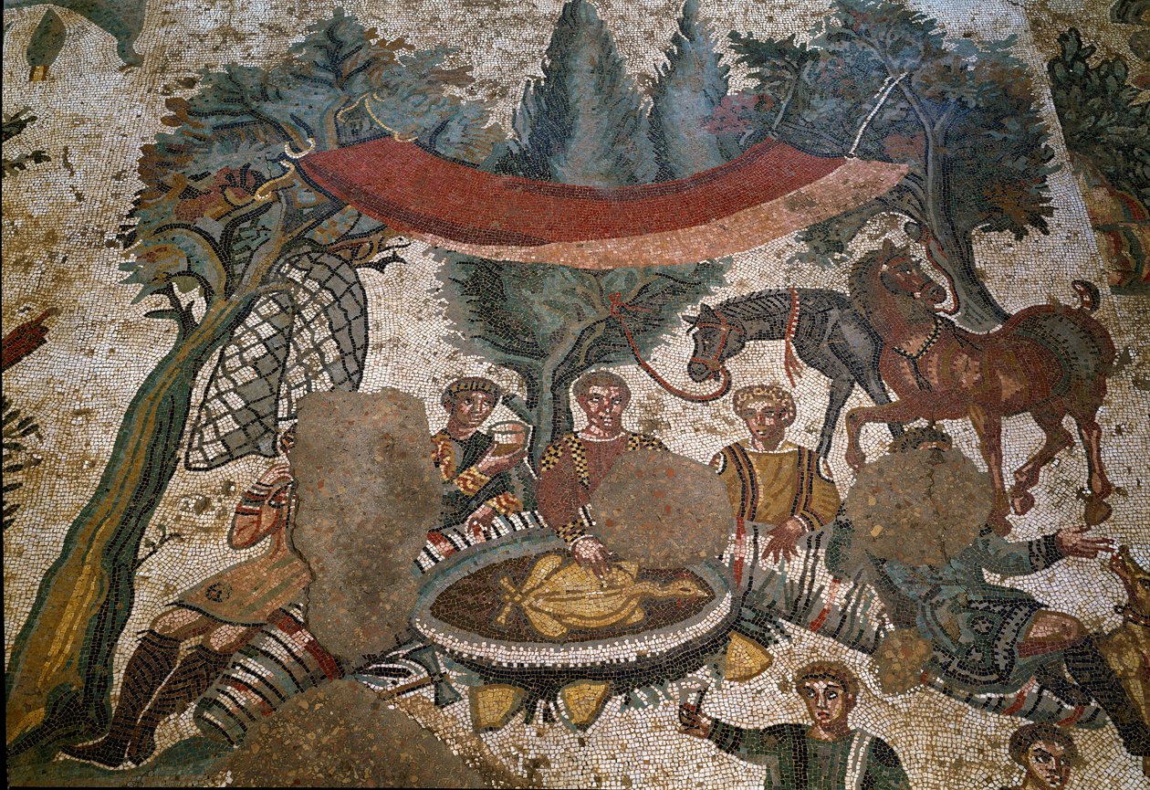 Arte romana: detalhe do mosaico "A pequena parte da caça" Caçadores descansam e almoçam em uma floresta. 315-350 D.C. Piazza Armerina, Villa Romana del Casale de Roman