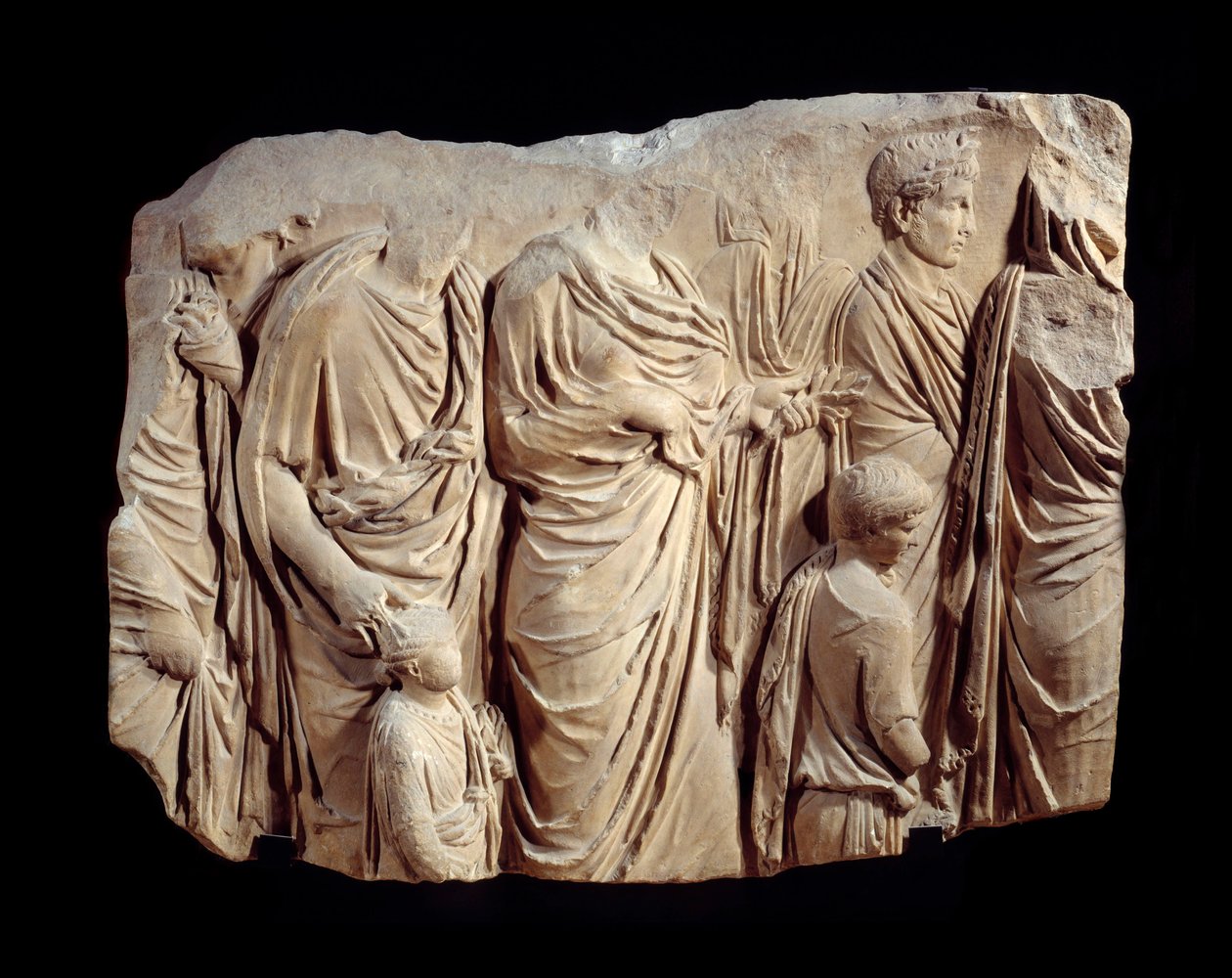 Arte romana: fragmento de relevo arquitetônico em mármore da procissão da Ara Pacis Augustae (altar da paz): procissão, durante um sacrifício, de figuras em toga e crianças. Por volta de 13-9 AC. Encontrar em Roma (Champ de Mars Palais Fiano) Sol. 1,1x1,4  de Roman