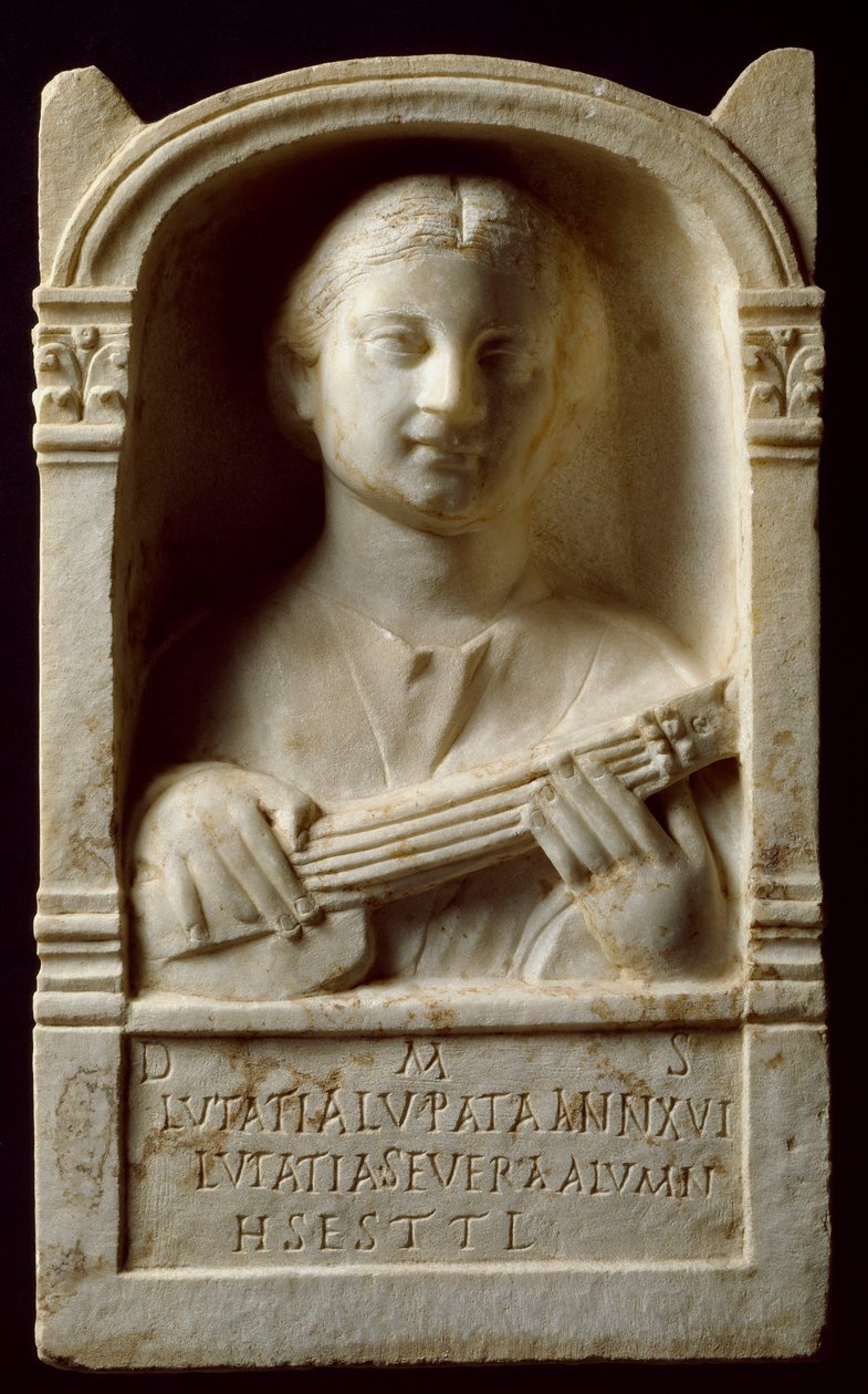 Arte romana: estela funerária de uma mulher chamada "Lutatia Lupata" falecida aos 16 anos de idade, como tocadora de um instrumento musical. Século II d.C. Museo Nacional de Arte Romano, Mérida, Espanha de Roman