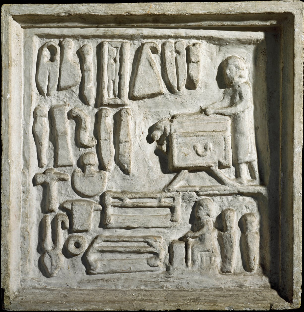 Arte romana: "interior de um edifício ou oficina com diferentes ferramentas" Baixo relevo. Século I d.C. Roma, Museo della Civilta Romana de Roman