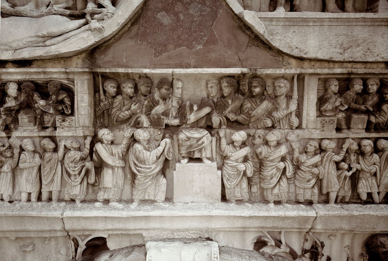 Arte romana: baixo relevo em mármore representando a distribuição de subsídios ao povo no fórum de César. 312-315 AD. Arco de Constantino, Roma - Arte Romana. O imperador distribuindo o dinheiro entre o povo (largitio). Alívio, 312-315 d.C. Arco de Constan de Roman