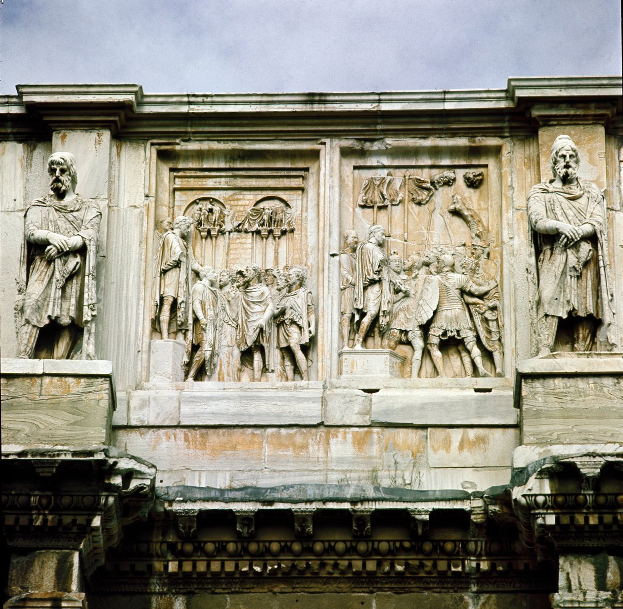 Arte romana: baixo relevo de mármore representando a distribuição de subsídios ao povo (esquerda) e a rendição de um líder bárbaro (direita). 312-315 AD. Arco de Constantino, Roma de Roman
