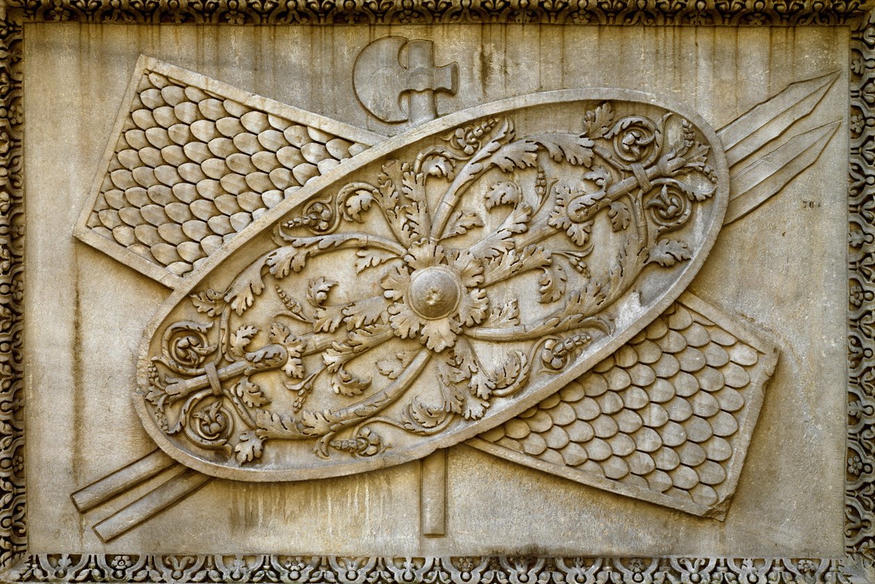 Arte romana: baixo relevo decora um escudo e armas do Templo do Divino Adriano. 145 AD. Roma, Museo dei Conservatori de Roman
