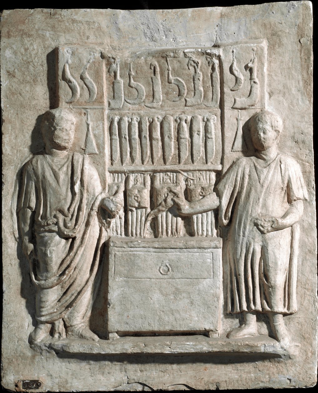 Arte romana: baixo relevo da estela funerária de Lucio Cornelio Atimeto, cutelaria. Século I d.C. De Villa Massimo, Roma. Roma, Museo della Civilta Romana. de Roman