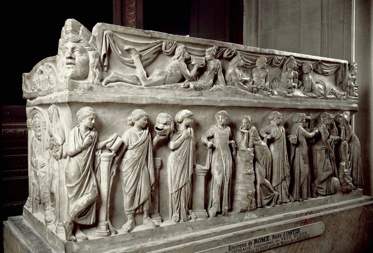 Arte romana: o sarcófago de mármore decora meias retratando as Musas e uma cena de banquete. De Óstia. 120-130 D.C. Paris, Museu do Louvre de Roman