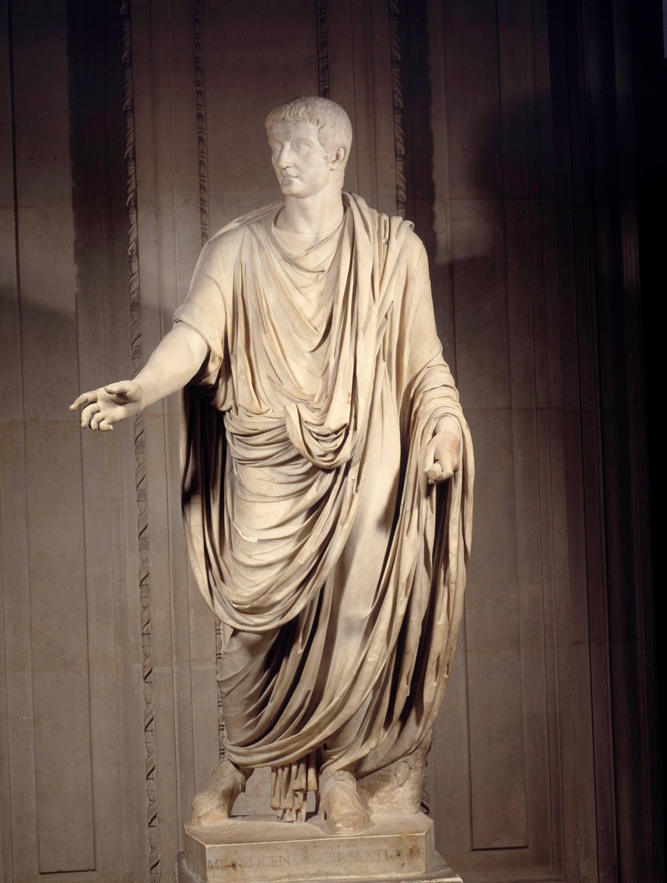 Arte romana: estátua em mármore do Imperador Tibere (Tiberio Claudio Nerone, 42 a.C.-37 d.C.), imperador romano. Sol 2 m. Paris, Museu do Louvre de Roman