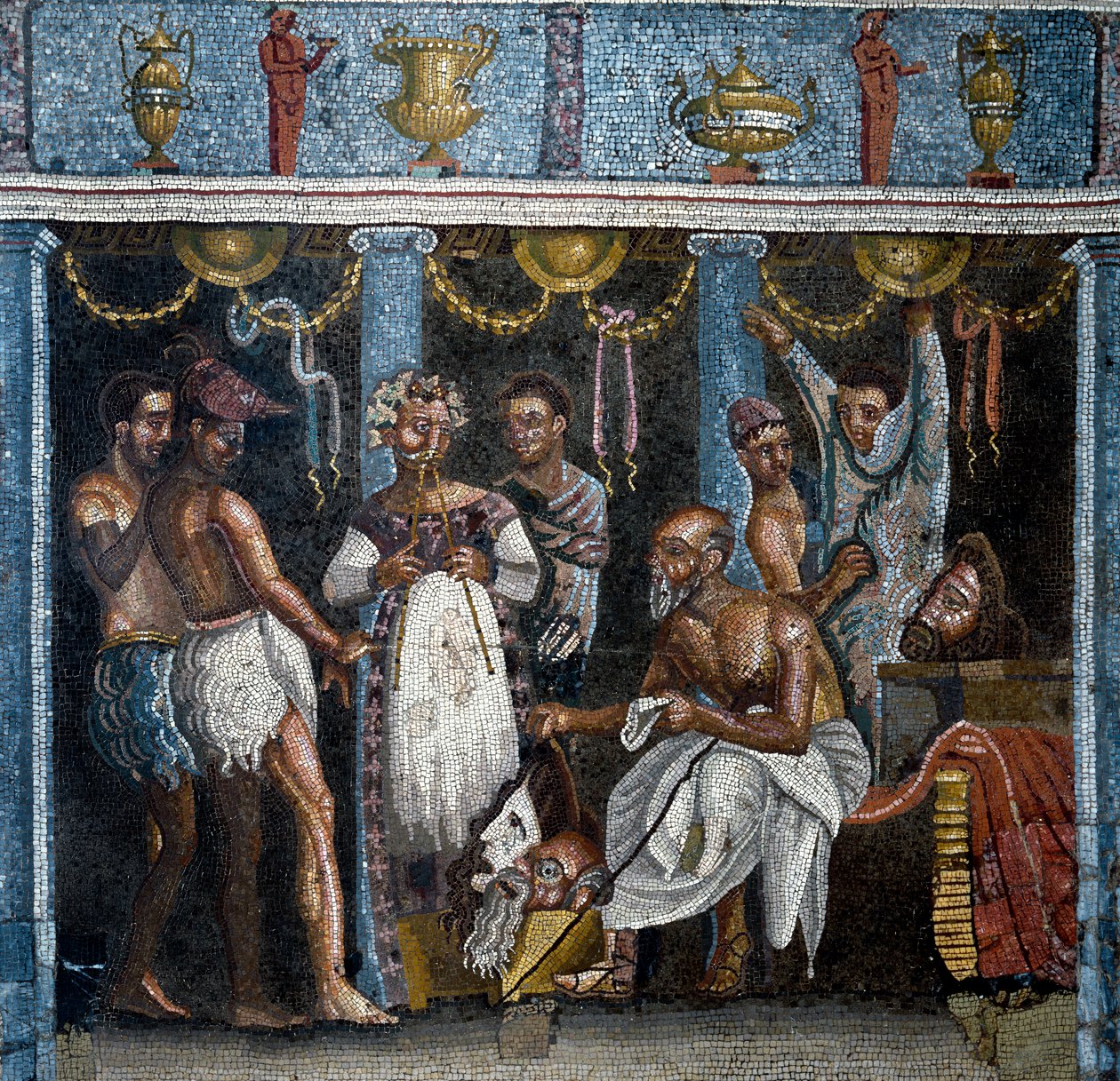 Arte romana: preparativos para um drama satírico. Mosaico. 70 d.C. De Pompéia, casa del poeta tragico. Dim. 58x59 cm Nápoles, Museo Archeologico Nazionale - Arte romana: uma tropa teatral que se prepara para um drama satírico. Mosaico. 70 D.C. Da Casa do T de Roman