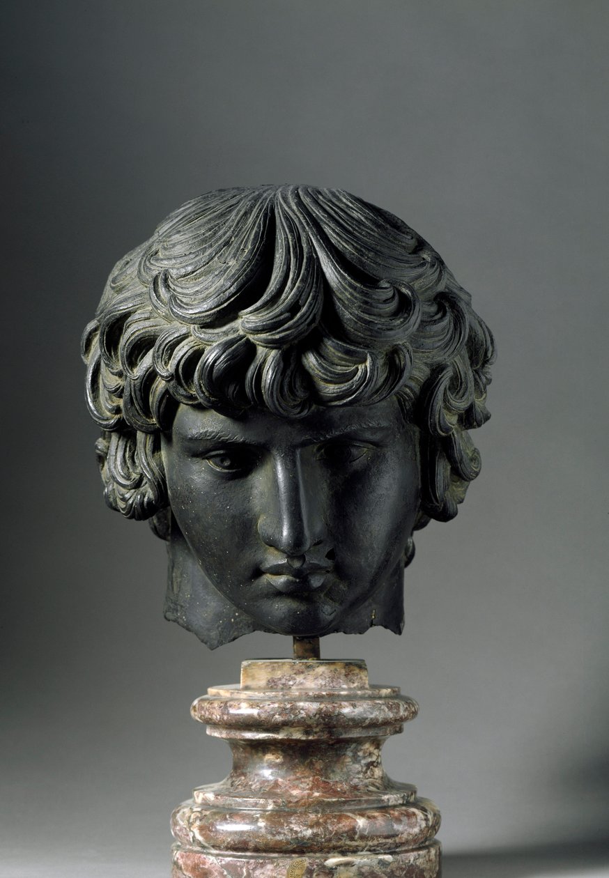 Arte romana: representação de Antinous (ou Antinoo, ca. 110-130), jovem amante do Imperador Adriano. Escultura de bronze. Florença, Museo Archeologico. de Roman
