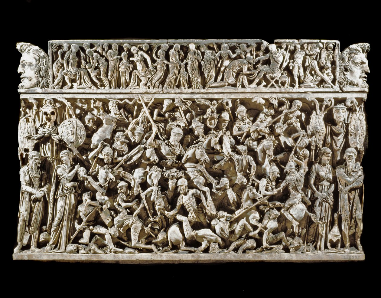 Arte romana: cena de batalhas entre guerreiros romanos e bárbaros durante as guerras Marcoman (ou Marcomannic). Alívio do sarcófago chamado Portonaccio de um general de Marc Aurele. 180-190. Roma, Museo Nazionale Romano (o delle Terme). de Roman