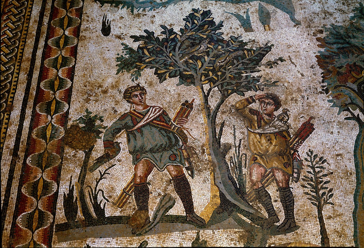 Arte romana: dois caçadores de pássaros colocados debaixo de uma árvore. Detalhe do mosaico de "O pequeno grupo de caça" 315-350 AD. Piazza Armerina, Villa Romana del Casale de Roman