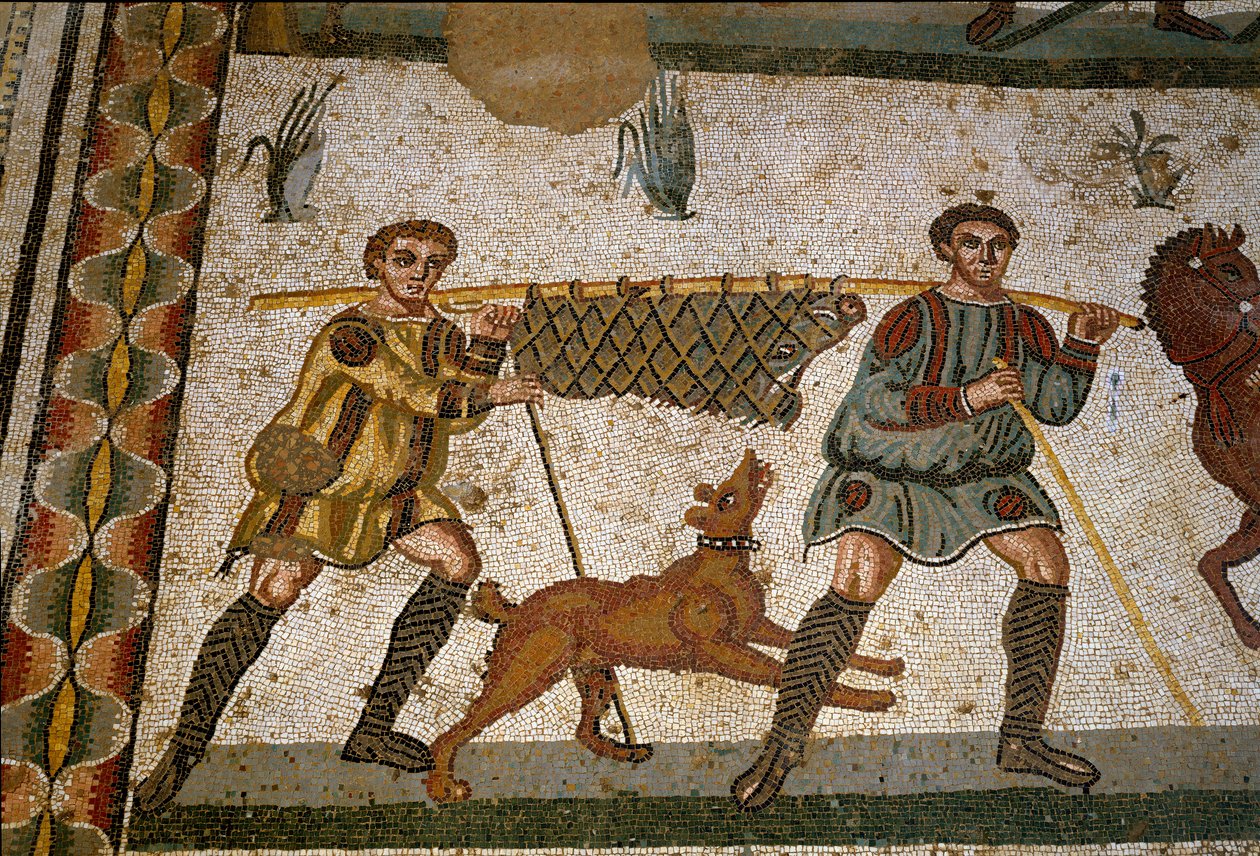 Arte romana: dois escravos carregam um javali. Detalhe do mosaico de "O pequeno grupo de caça" 315-350 DC. Piazza Armerina, Villa Romana del Casale de Roman