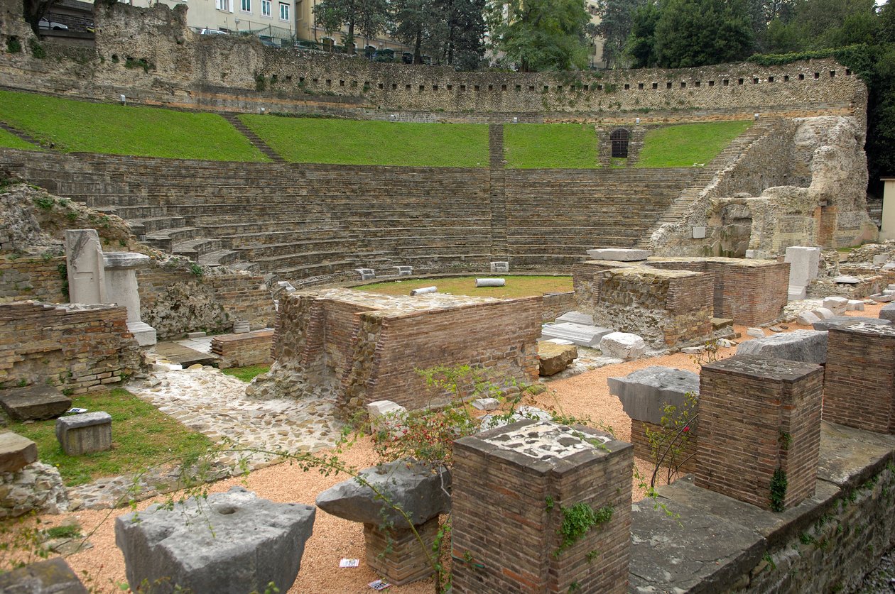 Arte romana: vista do teatro romano (1º AC), Trieste Itália (foto) de Roman