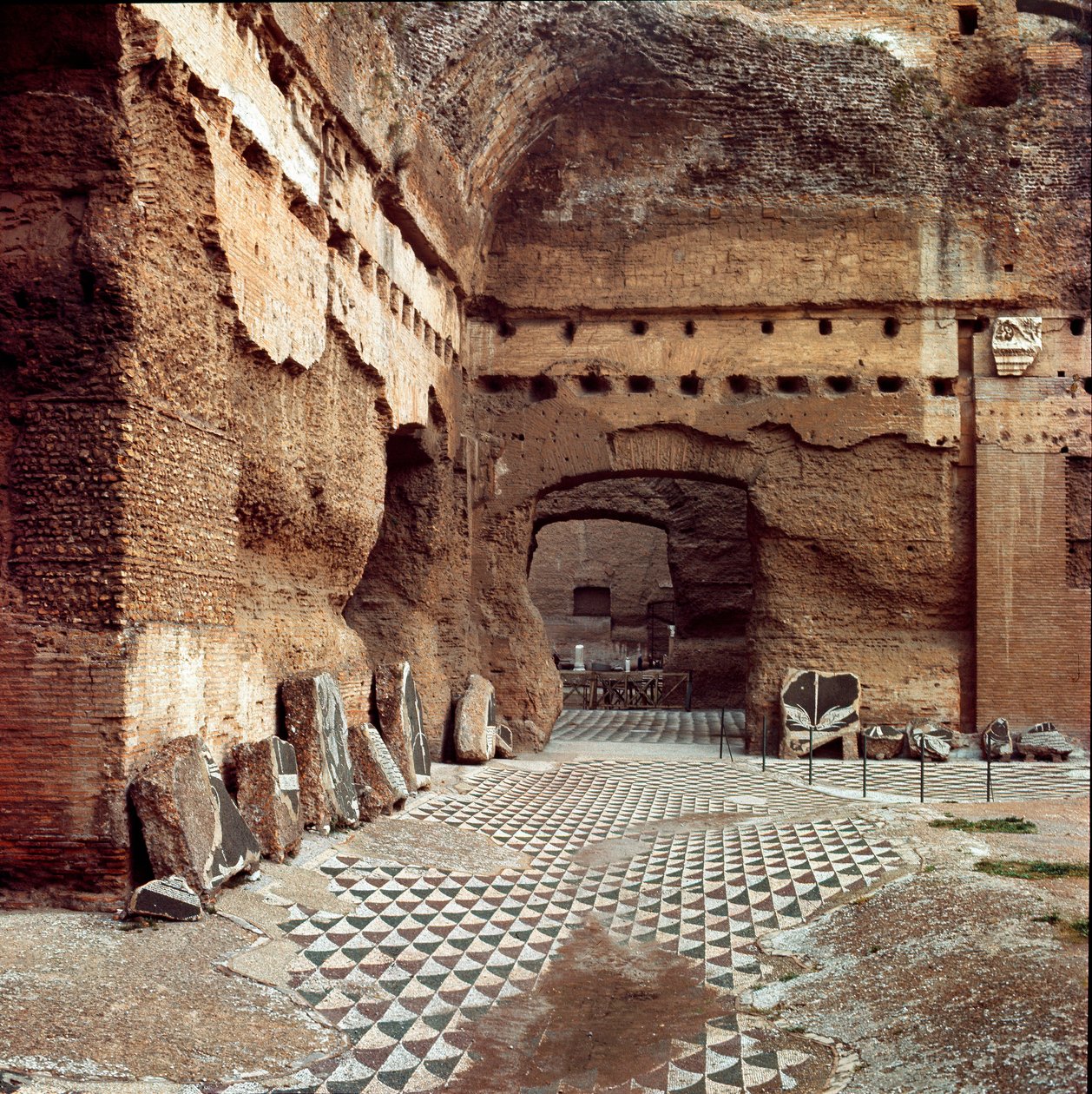 Arte romana: vista do caldário (calidário) dos banhos termais de Caracalla em Roma. Foram construídos pelo Imperador do mesmo nome (cerca de 217). Roma de Roman