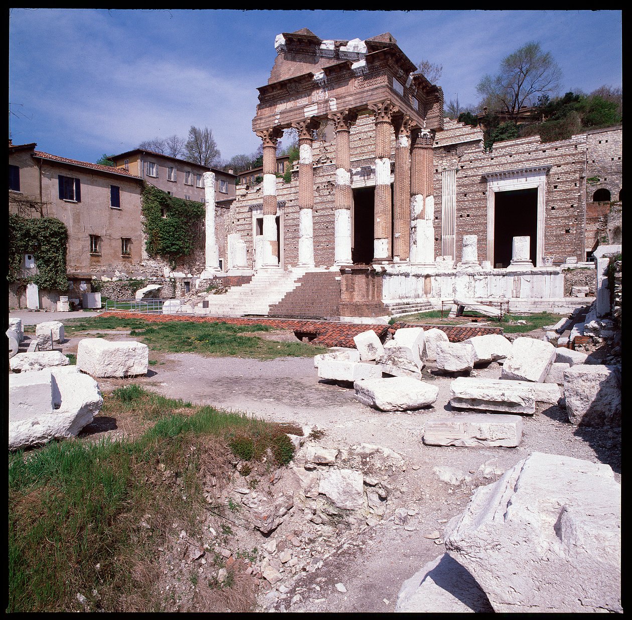 Arte romana: vista do Capitólio, 73 D.C., Brescia Itália de Roman