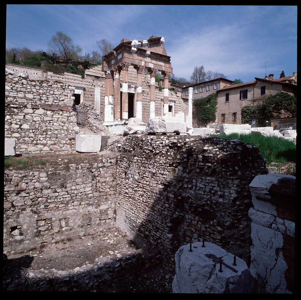 Arte romana: vista do Capitólio, 73 D.C., Brescia, Itália de Roman
