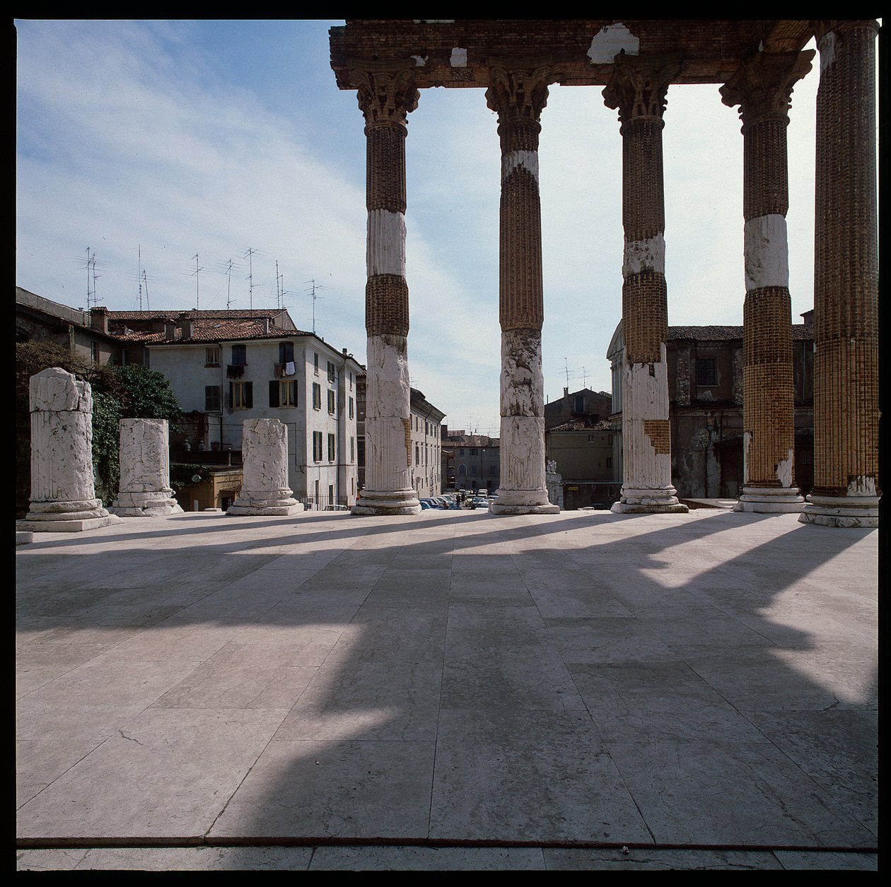 Arte romana: vista do Capitólio, 73 D.C., Brescia Itália de Roman