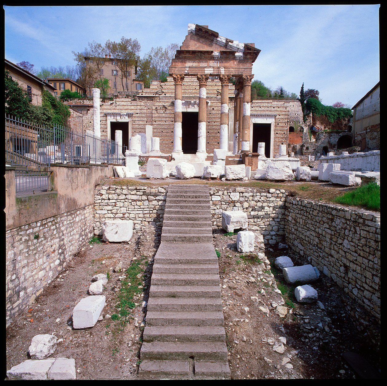 Arte romana: vista do Capitólio, 73 D.C., Brescia Itália de Roman