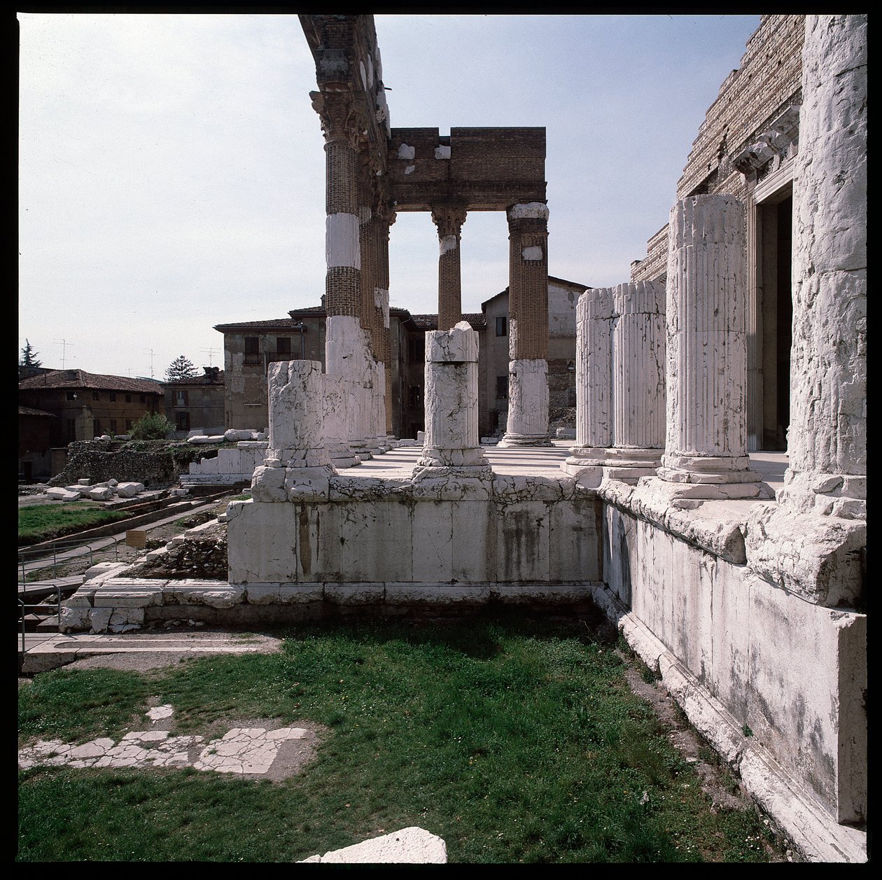 Arte romana: vista do Capitólio, 73 D.C., Brescia Itália de Roman