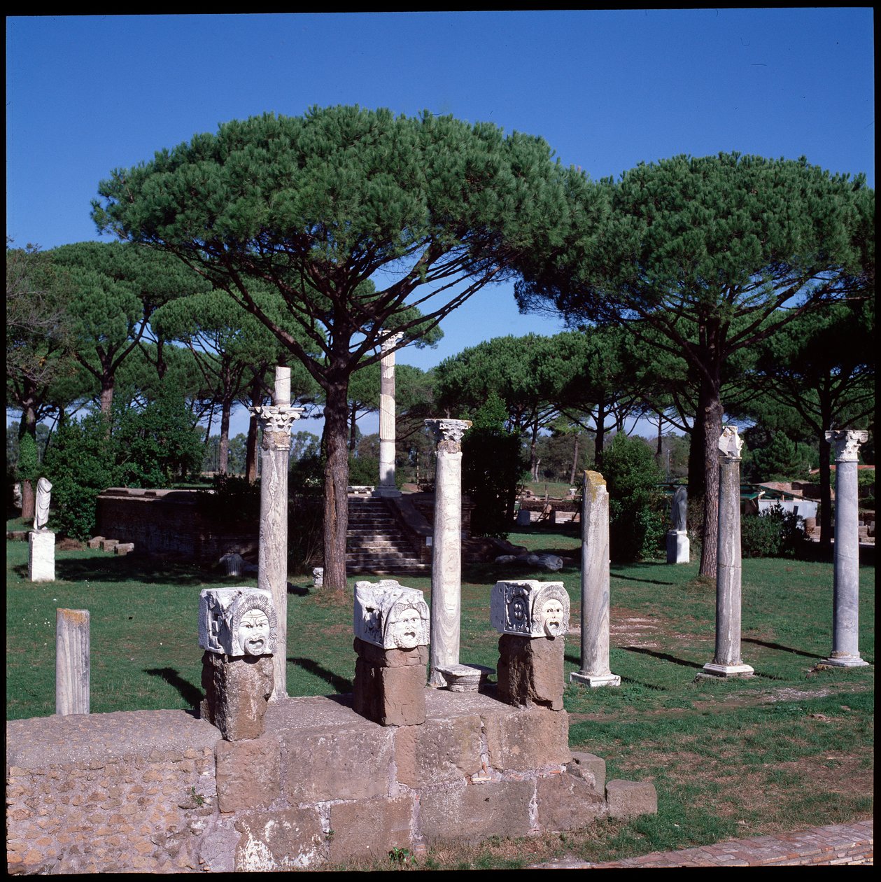 Arte romana: vista das ruínas do Templo de Ceres, sítio arqueológico de Óstia de Roman