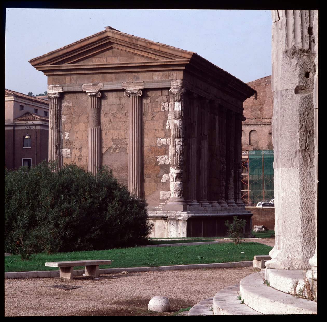 Arte romana: vista das ruínas do Templo de Fortuna Virilis (templo da fortuna humana), sítio arqueológico do Fórum do Boário, 70-80 d.C., Roma, Itália (arte romana: vista do Templo de Fortuna Virilis (Portuna) Roma, Itália) Fotografia de Roman