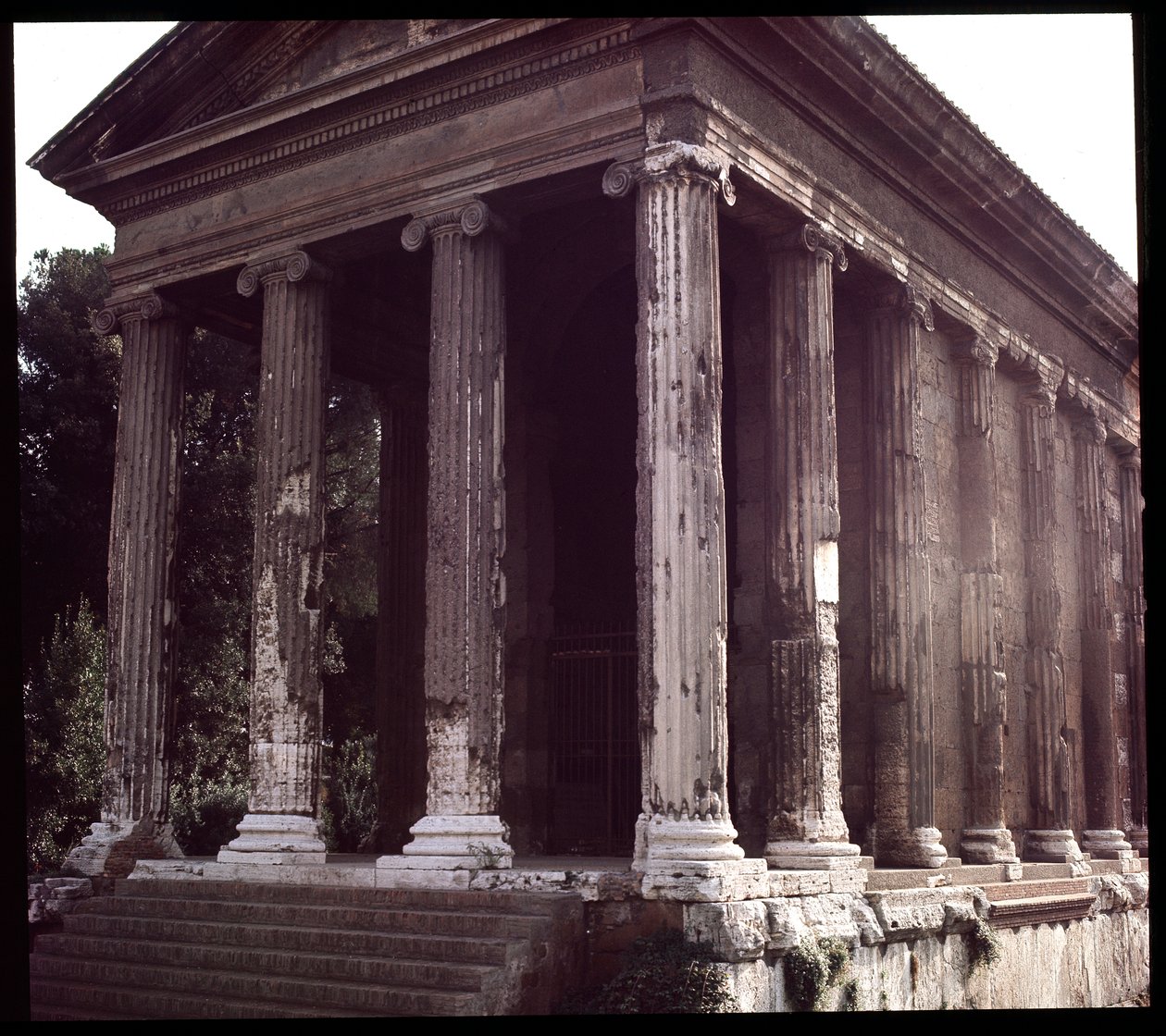 Arte romana: vista das ruínas do Templo de Fortuna Virilis (templo da fortuna humana), sítio arqueológico do Fórum do Boário, 70-80 d.C., Roma, Itália (arte romana: vista do Templo de Fortuna Virilis (Portuna) Roma, Itália) Fotografia de Roman