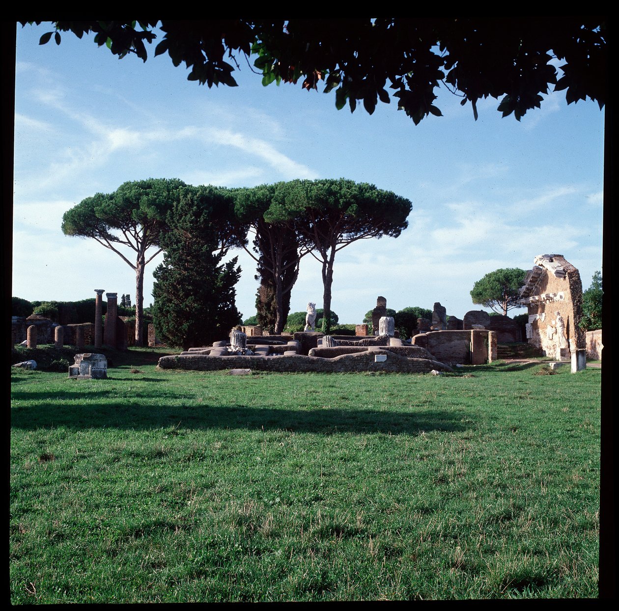 Arte romana: vista das ruínas do Templo de Roma e Augusto, sítio arqueológico de Óstia de Roman