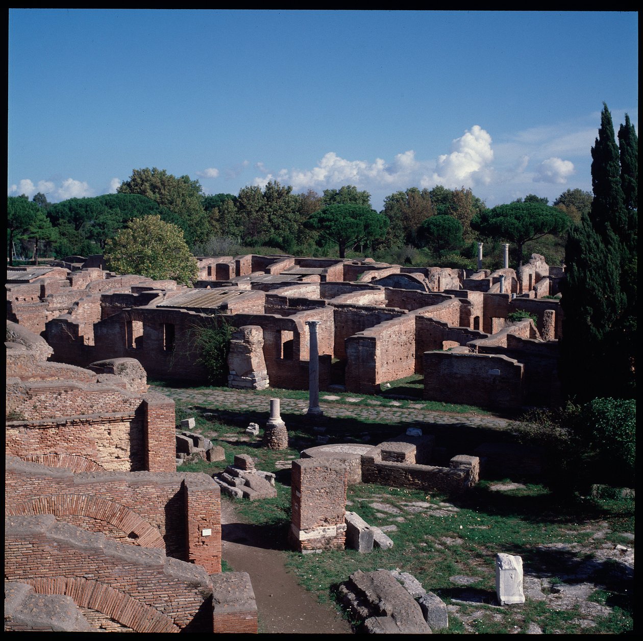 Arte romana: vista das ruínas do sítio arqueológico de Óstia de Roman