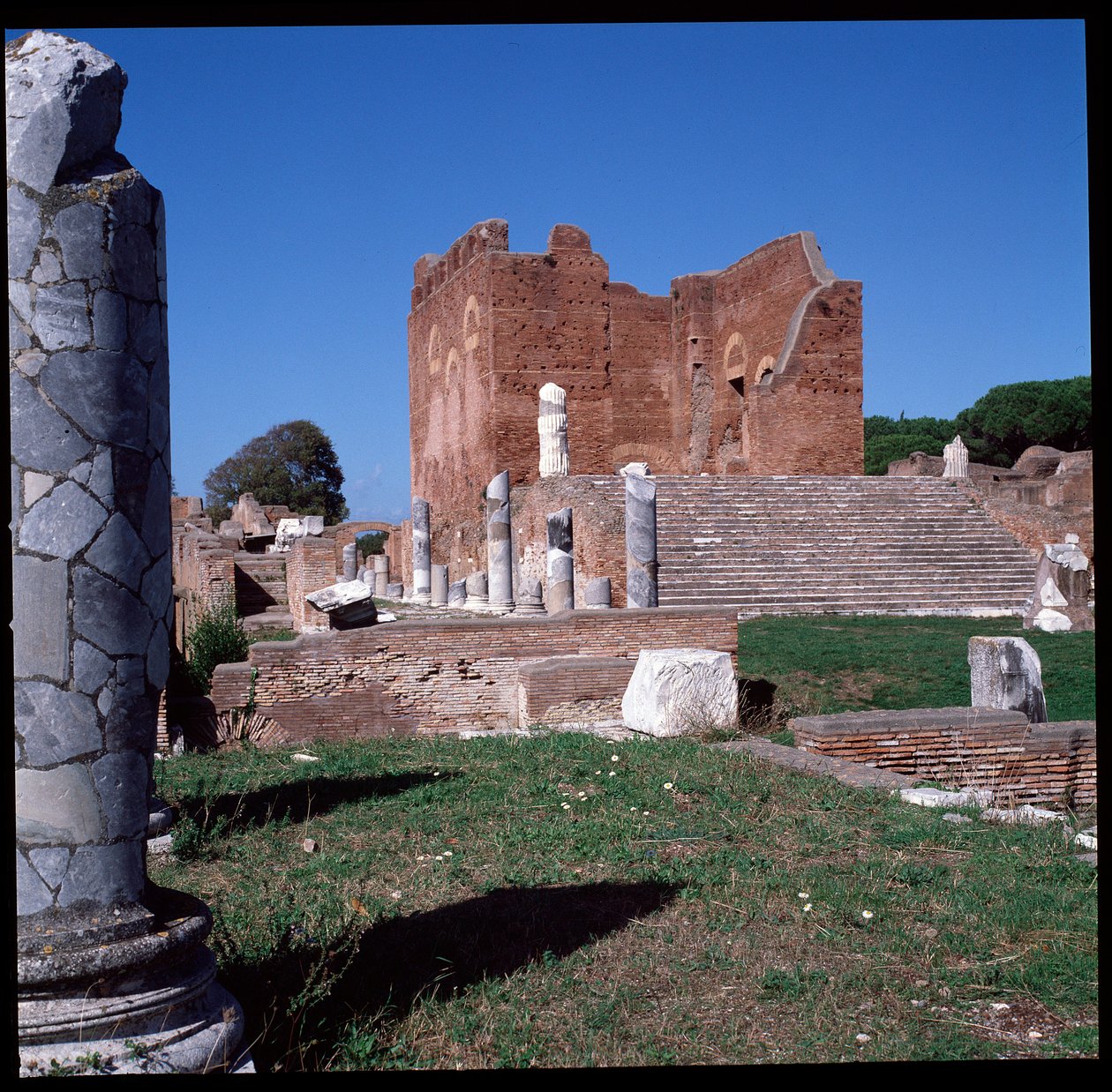 Arte romana: vista das ruínas da capital, sítio arqueológico de Ostia de Roman
