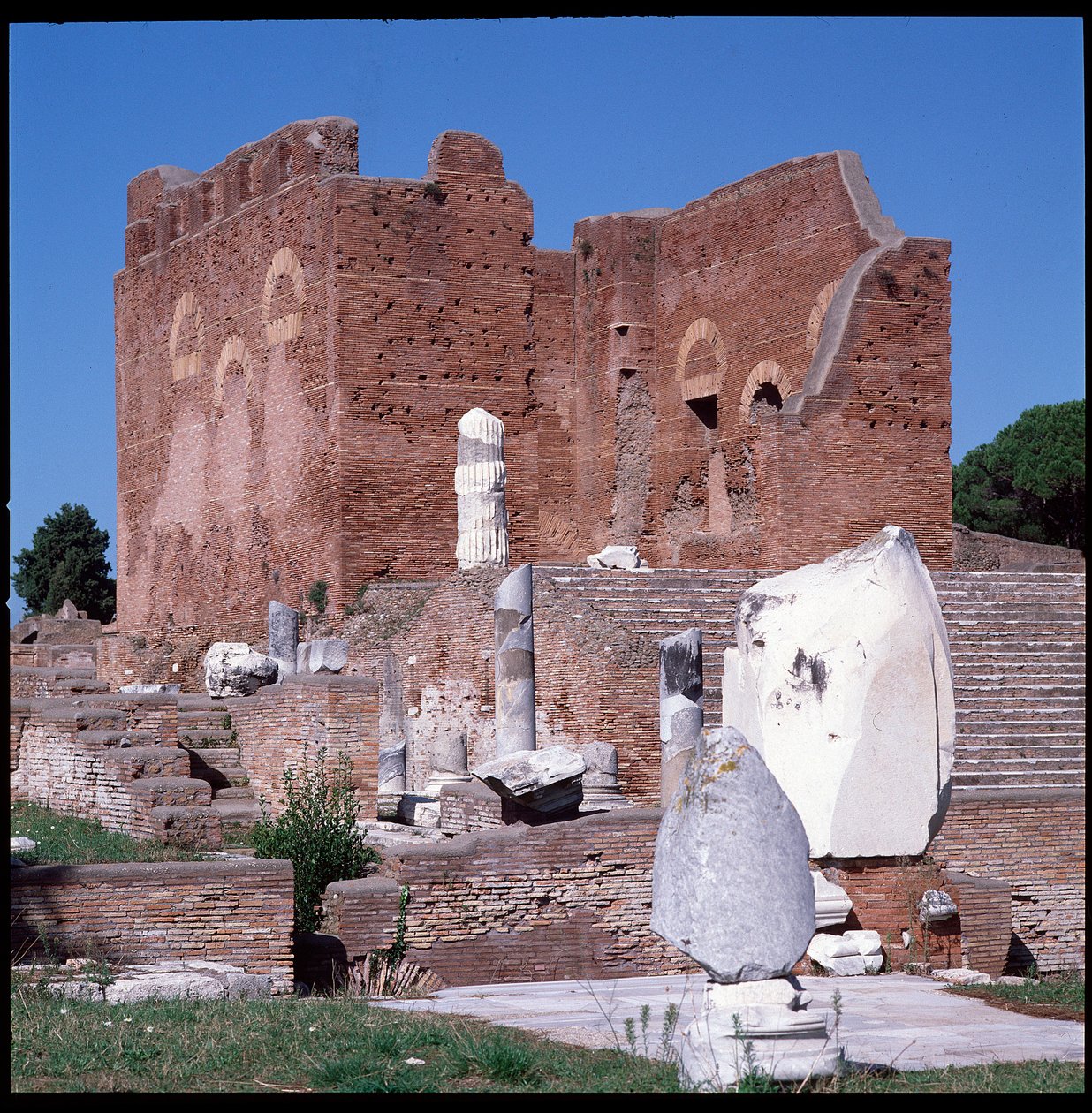 Arte romana: vista das ruínas da capital, sítio arqueológico de Óstia de Roman