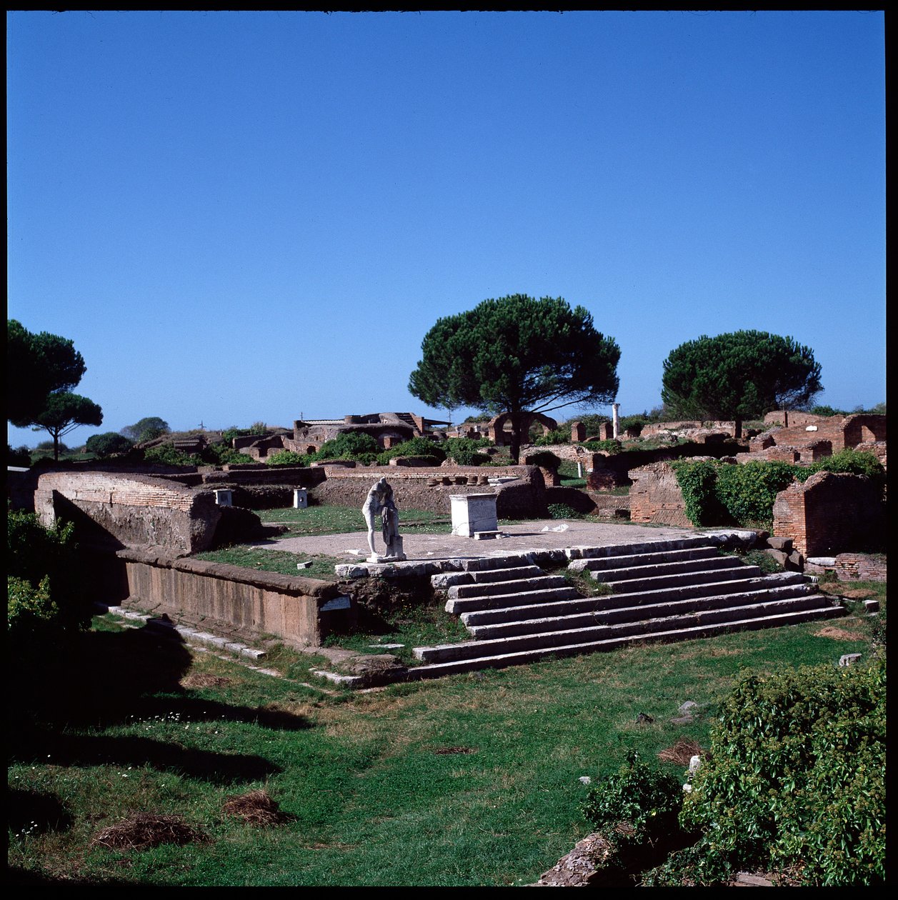 Arte romana: vista das ruínas do templo de Hércules de Roman
