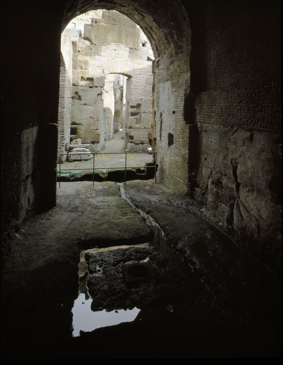 Arte romana: vista das passagens subterrâneas do Coliseu (Coliseu) em Roma, Itália de Roman