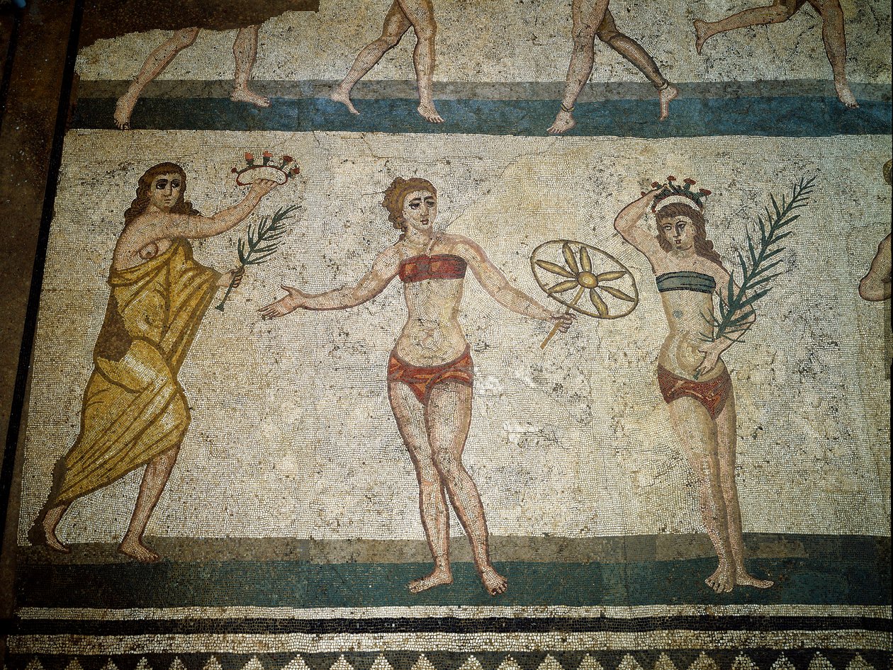 Arte romana: jovens romanos envolvidos em exercícios físicos. Eles usam uma tanga à volta dos rins e um estrofio (antepassado do soutien) no peito. Os ramos de palmeira que seguram são símbolos de vitória. Detalhe do mosaico 315-350 AD. Piazza Armerina, Vi de Roman