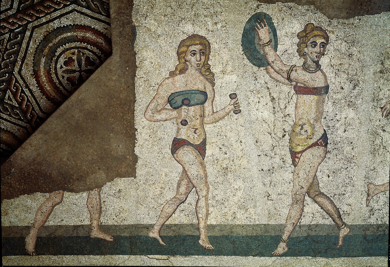 Arte romana: jovens romanos envolvidos em exercícios físicos. Eles usam uma tanga à volta dos rins e um estrofio (antepassado do soutien) no peito. Detalhe do mosaico 315-350 AD. Piazza Armerina, Villa Romana del Casale de Roman