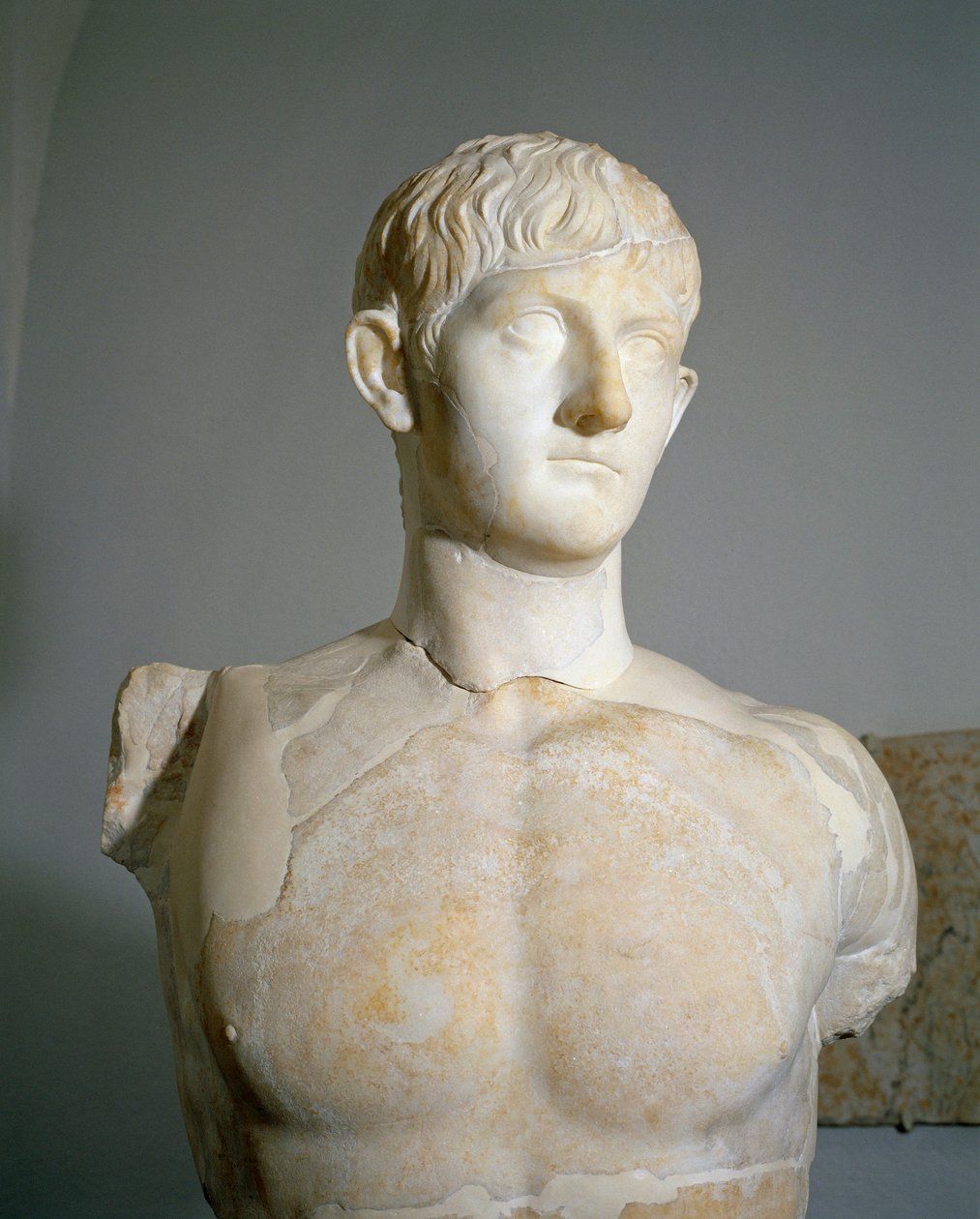 Civilização romana, estátua em mármore de Druso III, filho de Germânico e Agrippina a Velha de Roselle, Augusteum, região da Toscana, Itália de Roman
