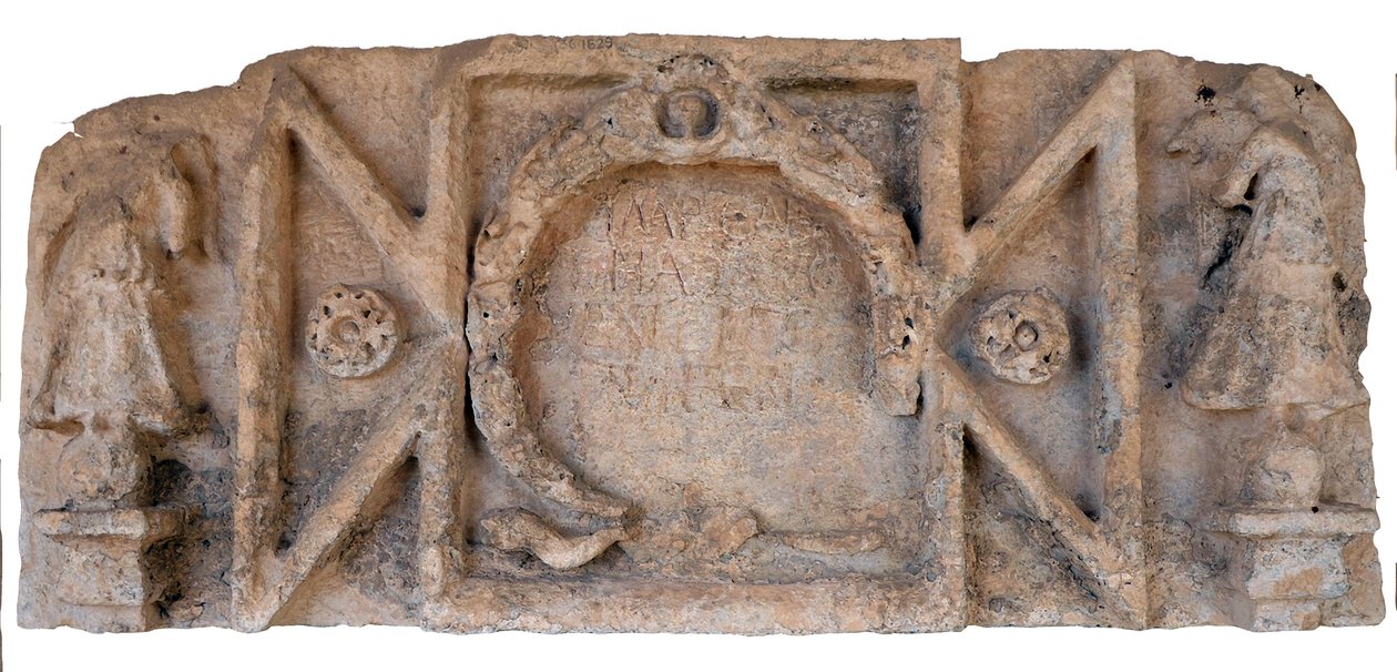 Inscrição romana que menciona o imperador Adriano do aqueduto de Cesaréia, Shuni, Israel, século II d.C. (pedra) de Roman