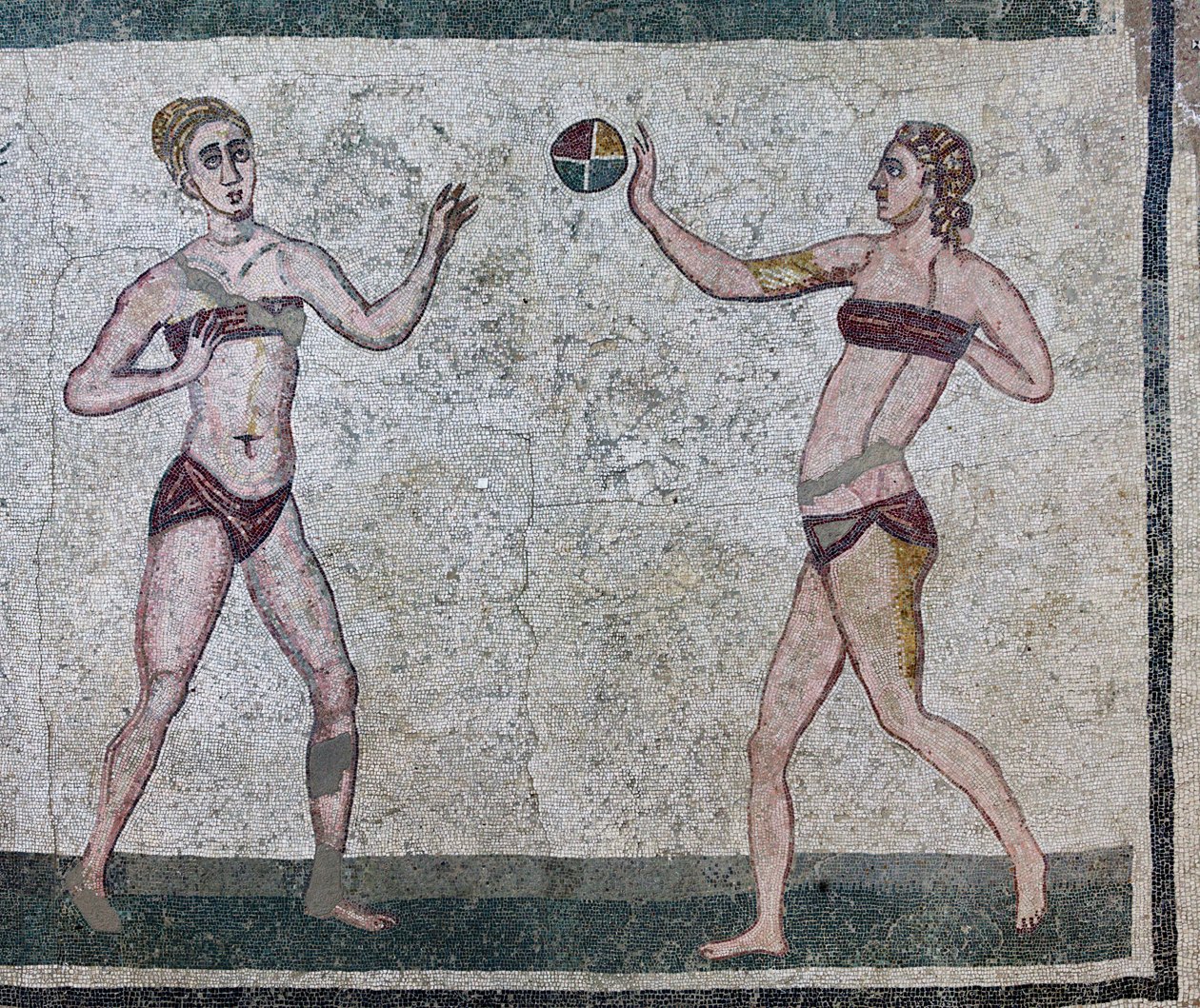 Sala das raparigas que representam atletas envolvidos numa competição de atletismo vestindo um fato de banho de duas peças (mosaico) de Roman