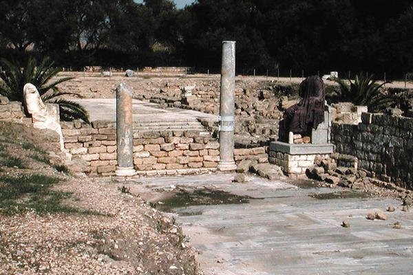 Ruínas de uma rua com duas estátuas de Roman