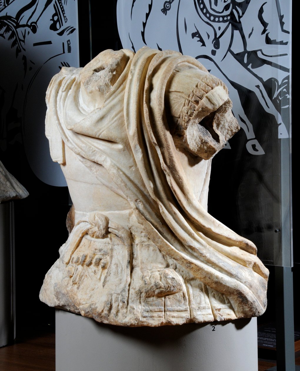 Torso esculpido de um cavaleiro que se acredita ser uma cópia de uma estátua de bronze original de Alexandre o Grande, c.75-25 aC (mármore) (ver também 371174) de Roman