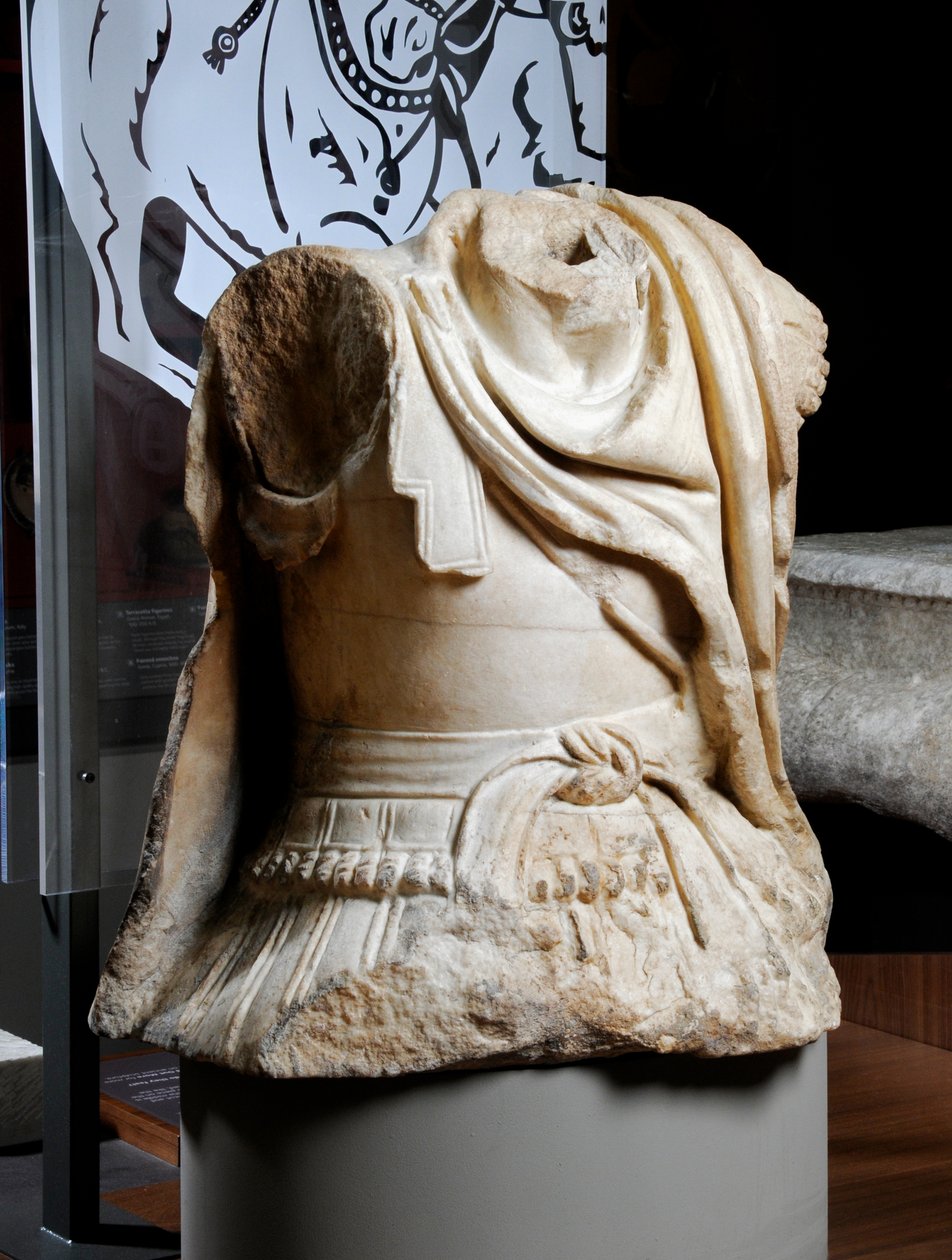Torso esculpido de um cavaleiro que se acredita ser uma cópia de uma estátua de bronze original de Alexandre o Grande, c.75-25 aC (mármore) (ver também 371175) de Roman