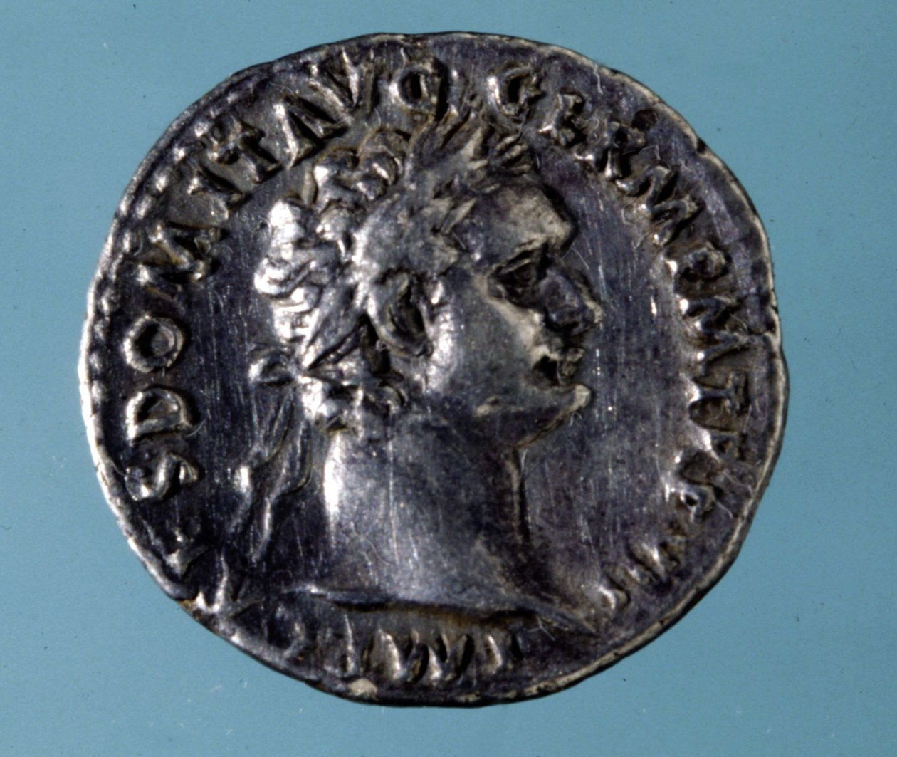 Moeda de prata com a efígie do Imperador Romano Domiciano (51 - 96). Coleção do Medagliere de Milão. de Roman