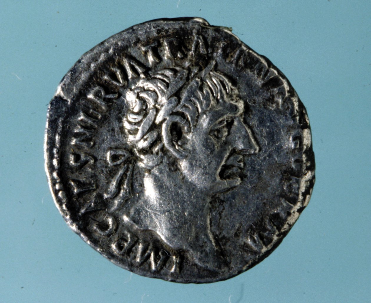 Moeda de prata com a efígie do Imperador Romano Nérva (26 - 98). de Roman