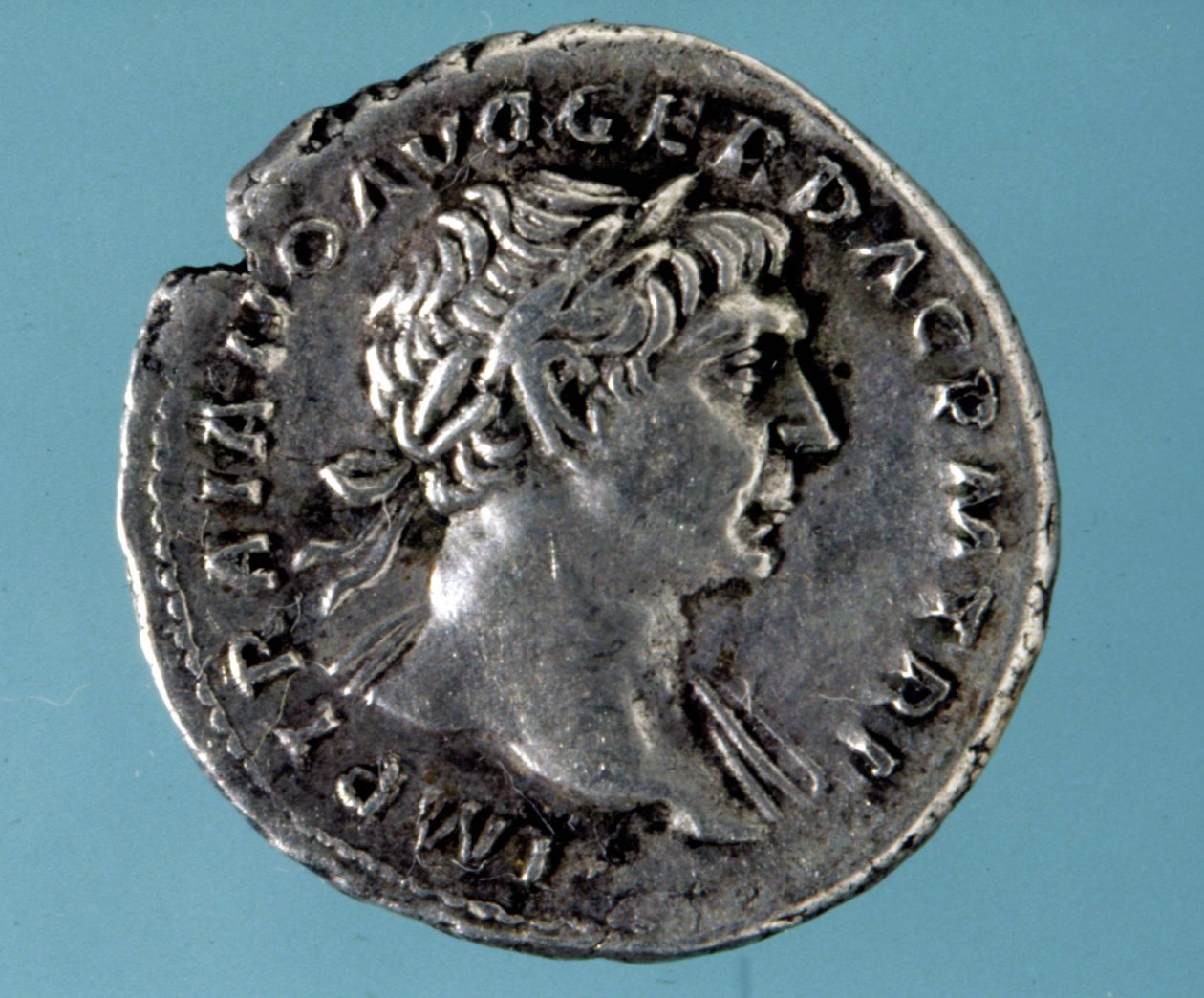 Moeda de prata com a efígie do imperador românico Trajano (53 - 117). Coleção do medagliere de Milão. de Roman