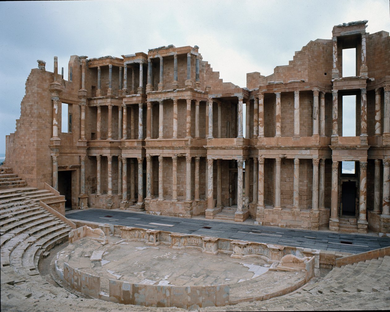 Palco do teatro romano, séc. II-3º de Roman