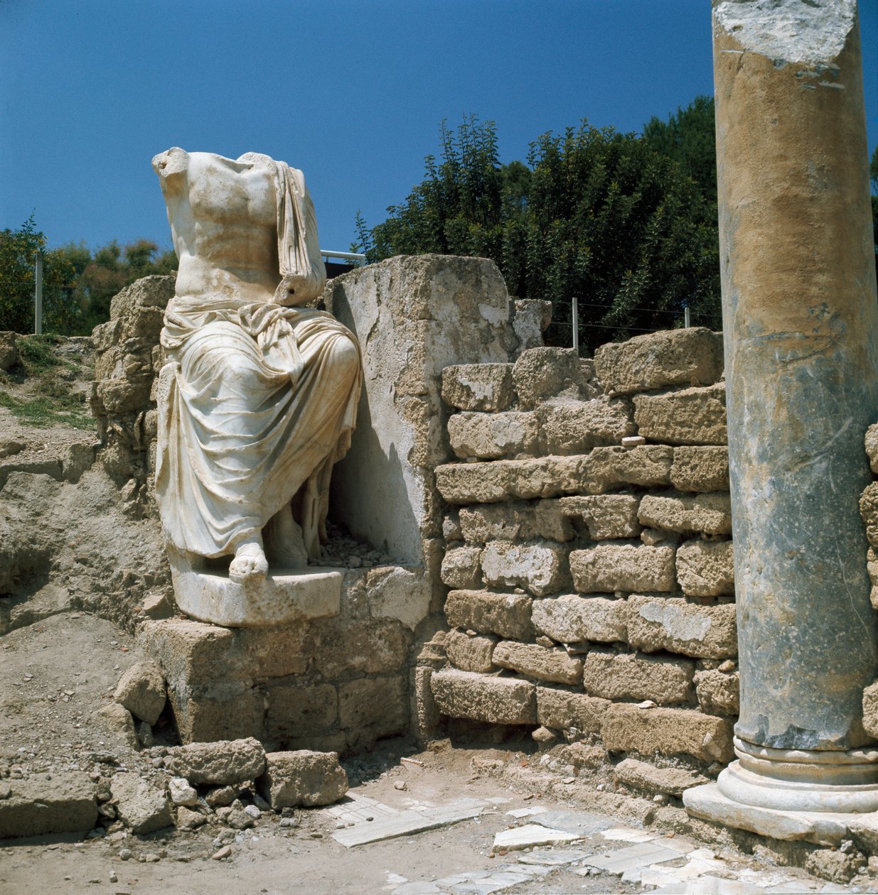 Estátua e restos arqueológicos de Roman