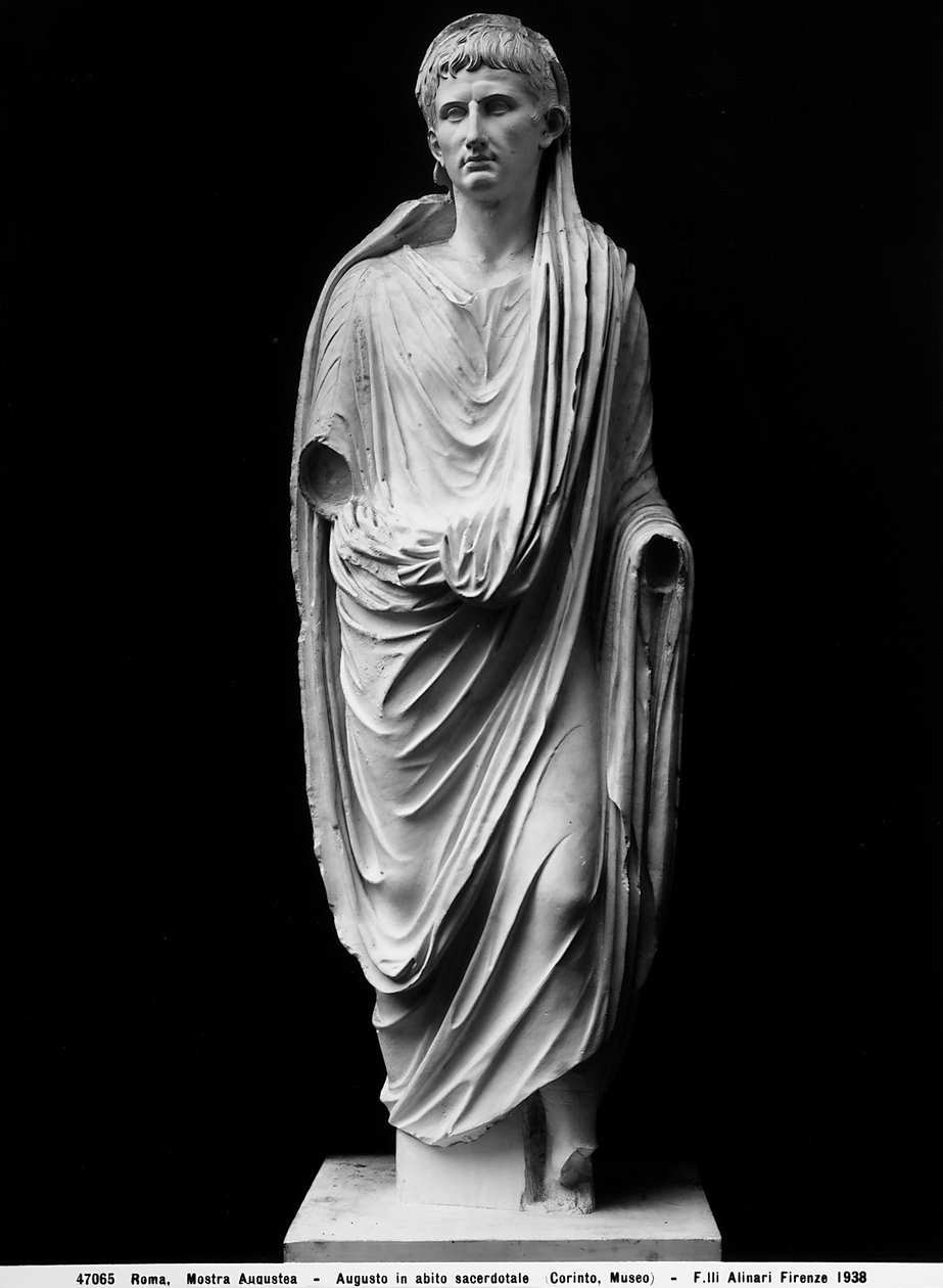 Estátua do Imperador Augusto em trajes sacerdotais (mármore) de Roman