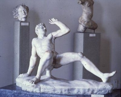 Estátua de um gaulês em queda, cópia de um original da escola Pergamon do século III a.C. (mármore) de Roman