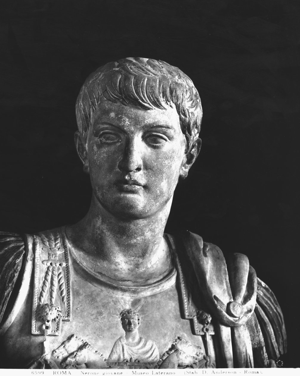 Estátua do jovem Nero (37-68 d.C.) c.54 (mármore) (foto a p/b) (detalhe) de Roman